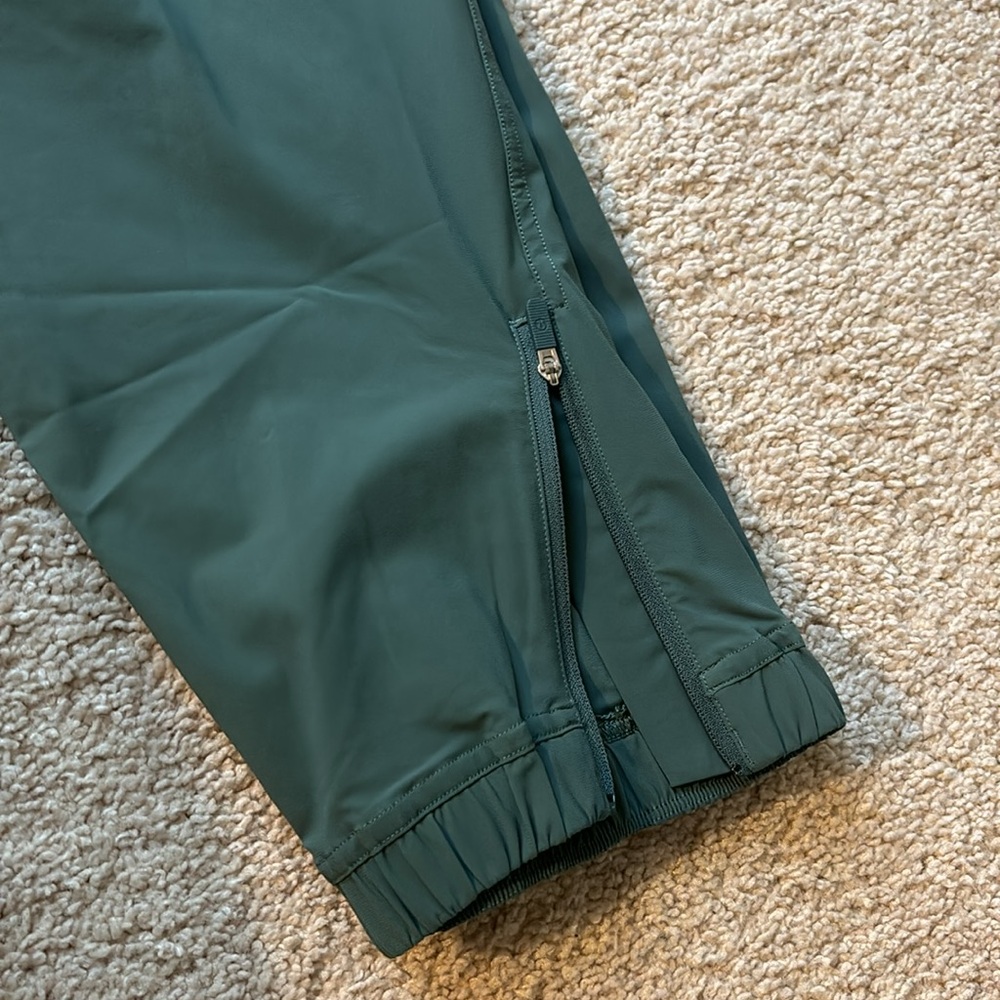 Lululemon cropped jogger - Picture 2 of 4